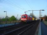 182 010-9 vor einem Containerzug. Aufgenommen am 21.4.2007 auf der Sdbrcke in Kln.