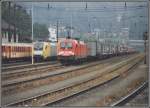 Bei schlechten Wetterverhltnissen rollt 182 011 im Sommer 2005 mit einem Kombizug in den Bahnhof Kufstein ein. Links wartet ES64U2-048 auf neue Aufgaben.

