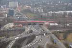 BR 182 mit dem RE 1 in Richtung Potsdam fährt auf dem Viadukt über der Autobahn in Berlin. Blick vom Funkturm, 15.02.2018. 
