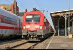 182 006 (Siemens ES64U2) von DB Regio Nordost als IRE 4272 (IRE 1) von Berlin Ostbahnhof nach Hamburg Hbf steht im Bahnhof Stendal auf Gleis 2.