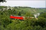 Rot im Grün -    Eigentlich waren wir nur zur Stadt- und Landschaftsfotografie unterwegs, als überraschend dieser Zug auftauchte.