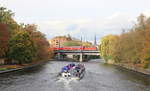 Intermodale Begegnung von mit 182 bespanntem Regionalzug und Ausflugsschiff am 25.10.2019 in Berlin-Bellevue. Die Aufnahme entstand von der Lutherbrücke. 