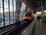 Taurus 182 018 fährt auf dem RE1 in Richtung Frankfurt/Oder und erreicht gerade den Bahnhof Berlin-Alexanderplatz.