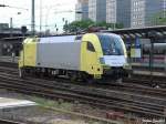 ES 64 U2 - 034 wartet im Hamburger Hbf auf den nchsten FLEX, um ihn nach Padborg zu fahren.