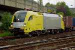 Siemens Dispolok ES 64 U2 - 036 fr Boxxpress durchfhrt mit einem Containerzug Waltershof - Mnchen den Bahnhof Harburg.
Mai 2004