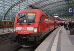 DB 182018 hält hier am 18.2.2026 um 14.42 Uhr mit dem RE 2 nach Hennigsdorf im HBF Berlin oben.