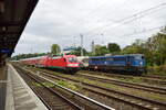 182 018 fährt mit ihrem Flughafen Express nach Berlin Hbf durch Berlin Greifswalder Straße während 151 139 mit ihren Zug darauf wartet abgefertigt zu werden.

Berlin 26.09.2024
