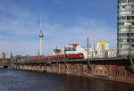 DB 182010 passiert hier am 13.3.2026 um 10.37 Uhr den S-Bahnhof Jannowitzbrücke in Berlin in Richtung Ostbahnhof.