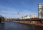 Während ein S Bahn Doppelzug am 13.03.2026 um 10.30 Uhr den Bahnhof Berlin Jannowitzbrücke in Richtung Ostbahnhof verläßt, passiert eine DB 182 mit einem RE nach Hennigsdorf den Bahnhof in Richtung Westen.