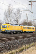 182 535 zieht einen Fahrwegmesszug durch Dedensen/Gümmer richtung Hannover, 12.02.2024