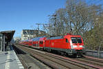 182 011 schob am 08.04.26 ihren RE2 nach Cottbus vorbei am S-Bahnhof Tiergarten Richtung Hbf.