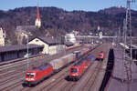 Eine kleine Line-up mit Taurus Loks in Kufstein. Links DB 182 014-1 mit Zug (wahrscheinlich M�nchen - Verona). Mitte und Rechts Loks der �BB. 18.04.2004, Scan 8860.