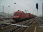 Die 182 020 am 21.12.2007 mit einem Gterzug bei der Durchfahrt in Regensburg HBF.