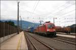 182 022 (9180 6 182 022-4 D-DB) durchfhrt mit dem  Paneuropa-Terratrans-Express  den Bahnhof Schwaz Richtung Norden.