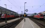 Parallelausfahrt von 182 021-6 und 182 017-4 in Regensburg Hbf. Ein Genu, auch akustisch, fr die Fotografen des Bahnbilder-Treffens am 14. Mrz 2009.