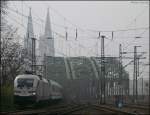 mein erster Taurus =) 182 004 mit IC 1808 an der Hohenzollernbrcke von Kln Messe Deutz aus fotografiert. 5.4.2009