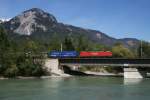 182 005 berquert mit einem KLV Zug die Innbrcke bei Brixlegg, 25.04.2009.