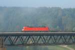 182 024 mit ein gemischten Gterzug auf der Brcke bei Beratzhausen.21.09.07