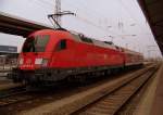 182 001-8, (vermutlich) mit den ersten Testfahrten zwischen Cottbus und Leipzig Hbf. Hier steht er in Cottbus und wartet auf die Abfahrt. 22.10.2009