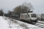 ES 64 U2 - 100 (Hupac) fhrt am 30. Januar 2010 um 11:44 Uhr mit einem Gterzug durch Ahlten