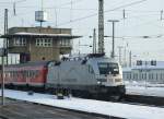 182 004-2  Porsche  kommt am 1.2.2010 im Leipziger Hbf am Gleis 12 mit RE 28174 aus Cottbus an.
Habe von einem anderen Bild hier erlesen knnen, dass der Taurus kurz vorher berfhrt wurde.
Leipzig, der 1.2.2010