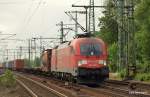 182 009-1 (EX DHL-Werbung) poltert am 5.06.10 mit einem Containerzug Richtung Hamburg-Waltershof durch Hamburg-Harburg. Kurze Zeit spter kam sie als Lz aus dem Hafen.