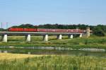 Zwei 182er schieben den RE nach Cottbus ber die Elbbrcke in Torgau.