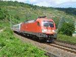 182-002 zieht am 15.7.10 den IC 2023 nach Frankfurt (M) durch Oberwesel.