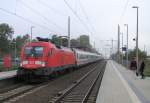 182 011-7 kommt hier mit dem EC 175 von Hamburg-Altona nach Budapest-Keleti pu durch Grobeeren gefahren.