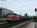 182 022-4 mit einem Kesselwagenzug bei der Durchfahrt in Mnchen-Heimeranplatz, 14.08.2010