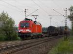 Die 182 016 am 29.04.2010 mit einem Gterzug unterwegs bei Eystrup. 