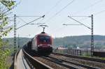 182 017-4 mit einem gemischten Gterzug beim berqueren der Donaubrcke bei Mariaort. Im Hintergrund erkennt man die Gebude von Regensburg-Prfening, 19.04.2011