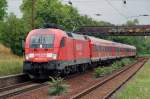 182 017 beschleunigt am 02.07.11 eine RB Halle(S) - Eisenach aus dem Bahnhof Schkopau.
