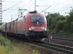 182 025-7 mit einem KLV-Ganzzug gen Sden. (Fulda, 23.07.11)