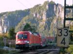 182 018 zeiht die S1 nach Bad Schandau vorbei an den Malerrischen Sandsteinen der Schsischen Schweiz.