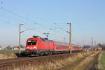 182 003-4 passiert mit dem RE 18 von Cottbus nach Dresden den kleinen Ort Bhla.