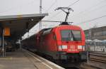 Hier 182 003-4 mit einem RE2 von Wittenberge nach Cottbus, bei der Einfahrt am 28.1.2012 in Berlin Lichtenberg.