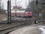 Auf der Linie RE 7 nach Wismar hat E-Lok BR 182 012-5 der DB AG mit einem RE einfahrt, Bad Kleinen 16.02.2012