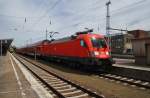 Hier 182 003-4 mit einem RE2 (RE37380) von Cottbus nach Wismar, bei der Ausfahrt am 26.5.2012 aus Berlin Lichtenberg. 	