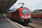 Hier 182 009-1 mit einem RE2 (RE37409) von Wittenberge nach Cottbus, bei der Ausfahrt am 26.5.2012 aus Berlin Lichtenberg. 