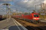 182 004 mit dem RE2 (RE 37381) von Wismar nach Cottbus, bei der Ausfahrt in Berlin Zoologischer Garten.