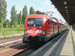 182 005-9 mit dem RE 1 (RE 18120) nach Magdeburg bei der Einfahrt am 23. Juli 2014 in den Hauptbahnhof von Potsdam.
Zurzeit ist an den Seiten ein Hinweis auf den Geburtstag „20 Jahre RE 1“ vom Mai 2014 vorhanden.
