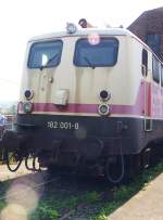 Im Bw Koblenz-Ltzel - Jubileumsfeier 50 Jahre Einheitsloks,  und da gehrt die 182 (ehemals E 320) als eine der ersten Mehrstromloks mit dazu.