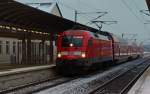 182 018 wartet am Abend des 17.01.16 mit ihrer S2 nach Magdeburg in Bitterfeld auf die Abfahrt.