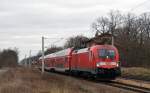 182 020 erreicht am 16.02.16 mit einer S2 aus Dessau kommend den Haltepunkt Raguhn.