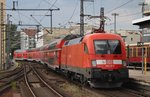 182 013 drückt den RE1 (RE18126) von Berlin Ostbahnhof nach Magdeburg Hauptbahnhof aus dem Bahnhof Berlin Friedrichstraße. (31.7.2016)