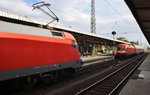 Treffen im Magdeburger Hauptbahnhof: auf Gleis 6b (Vordergrund) steht 182 020 mit einer RB42/S2 (RB17717) nach Leipzig-Connewitz, auf Gleis 6a wartet 182 013 mit einem RE1 (RE18129) nach