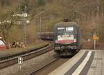 Im Gleiswechsel fährt die 182 514 mit ihrem Kohlezug durch Neckargerach, in Zwingenberg Neckar hat sie auf das Gegengleis gewechselt, wo sie so bis nach Neckarelz fährt.