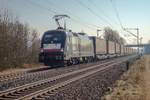 ES 64 U2-027 ( 182 527) ist mit einen Aufliegerzug in Richtung Norden unterwegs,gesehen am 15.02.2017 bei Thüngersheim.