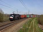 Die ES 64 U2-070 mit einem Containerzug am 25.03.2017 unterwegs bei Taufkirchen a. d. Pram.